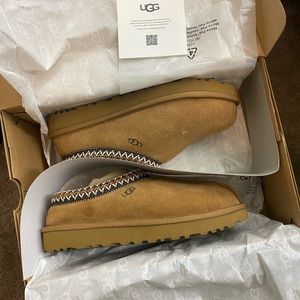 Woman’s size 7 Tasman slippers in chestnut